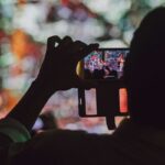 Gravando vídeo com o celular na mão