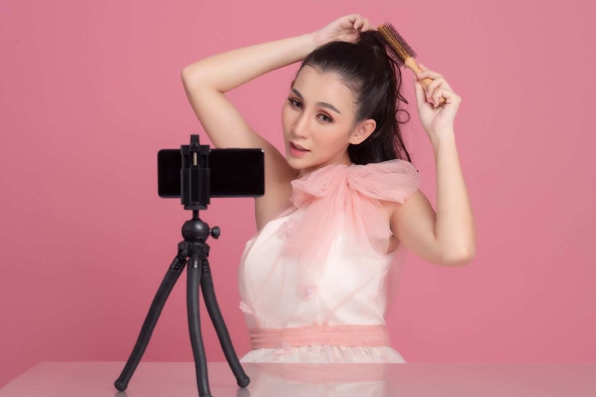 Menina gravando vídeo com o celular