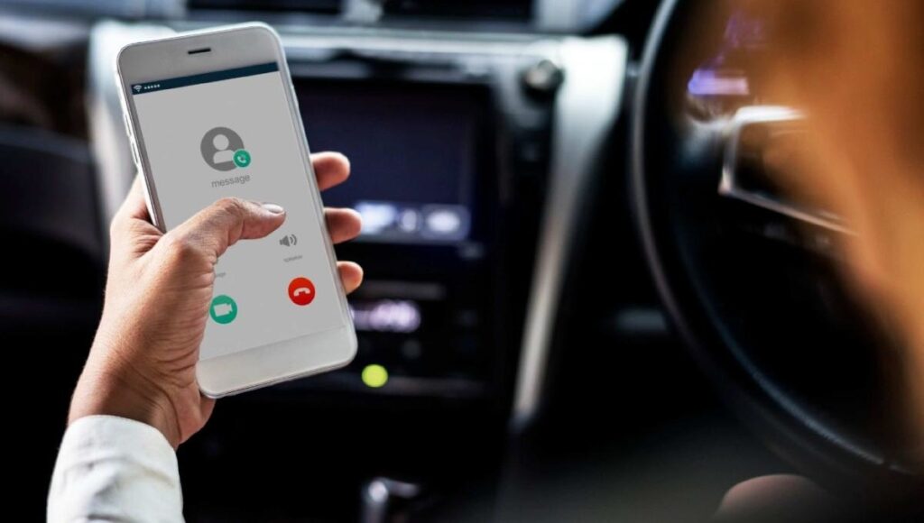 Celular na mão recebendo chamada Celular na mão recebendo chamada