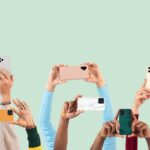 Mãos pra cima com celulares diferentes