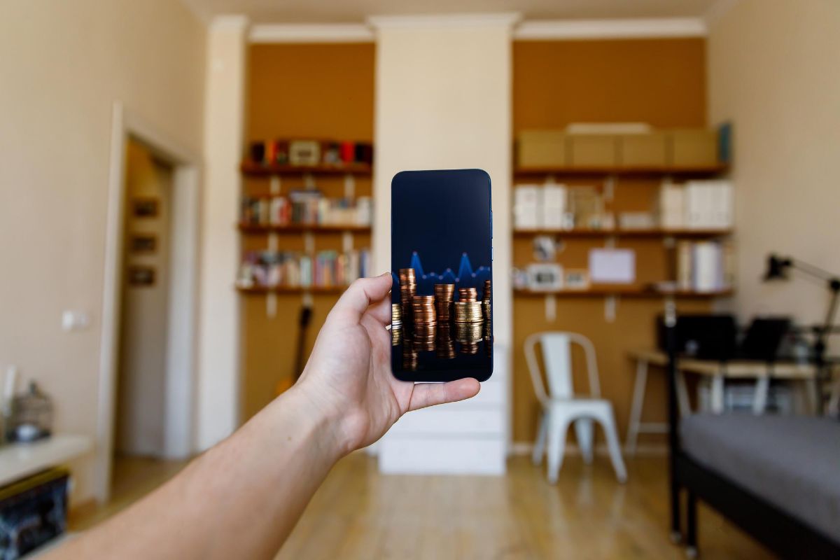 Mão segurando celular Mão segurando celular