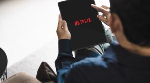Assistindo netflix no tablet