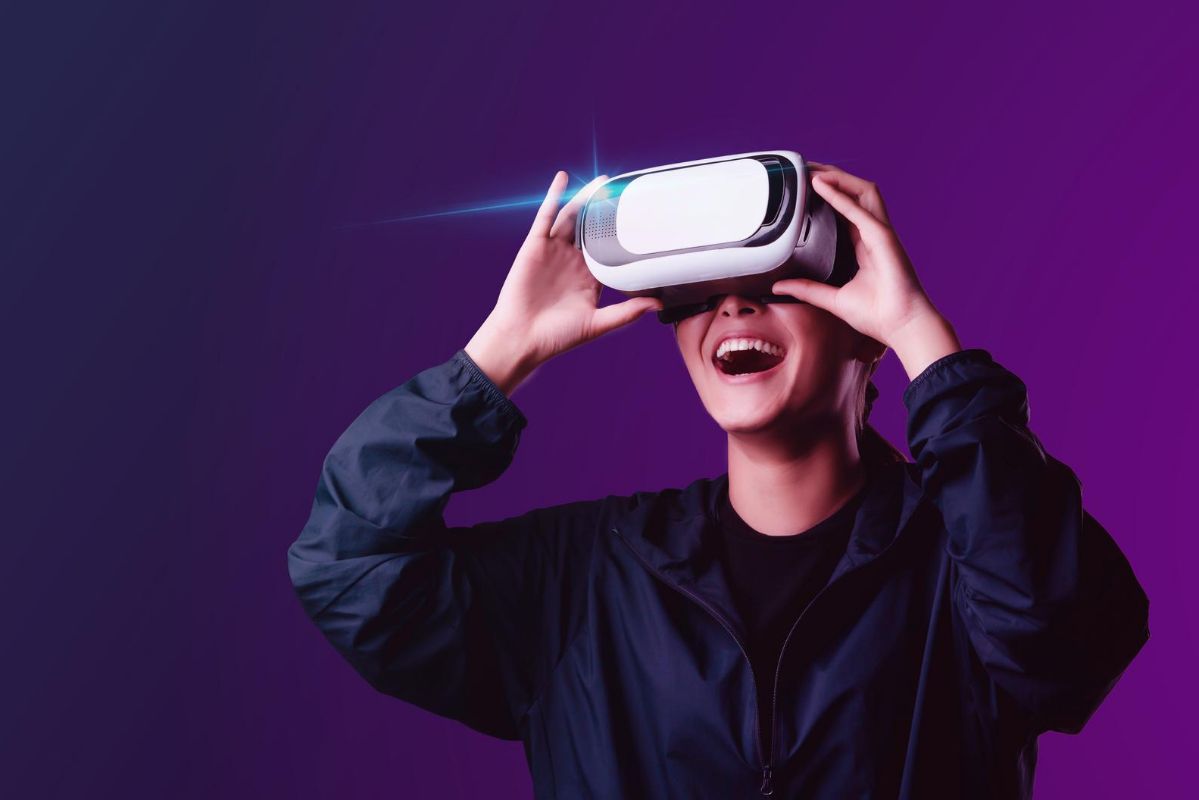 Mulher aproveitando um entretenimento em realidade virtual Mulher aproveitando um entretenimento em realidade virtual