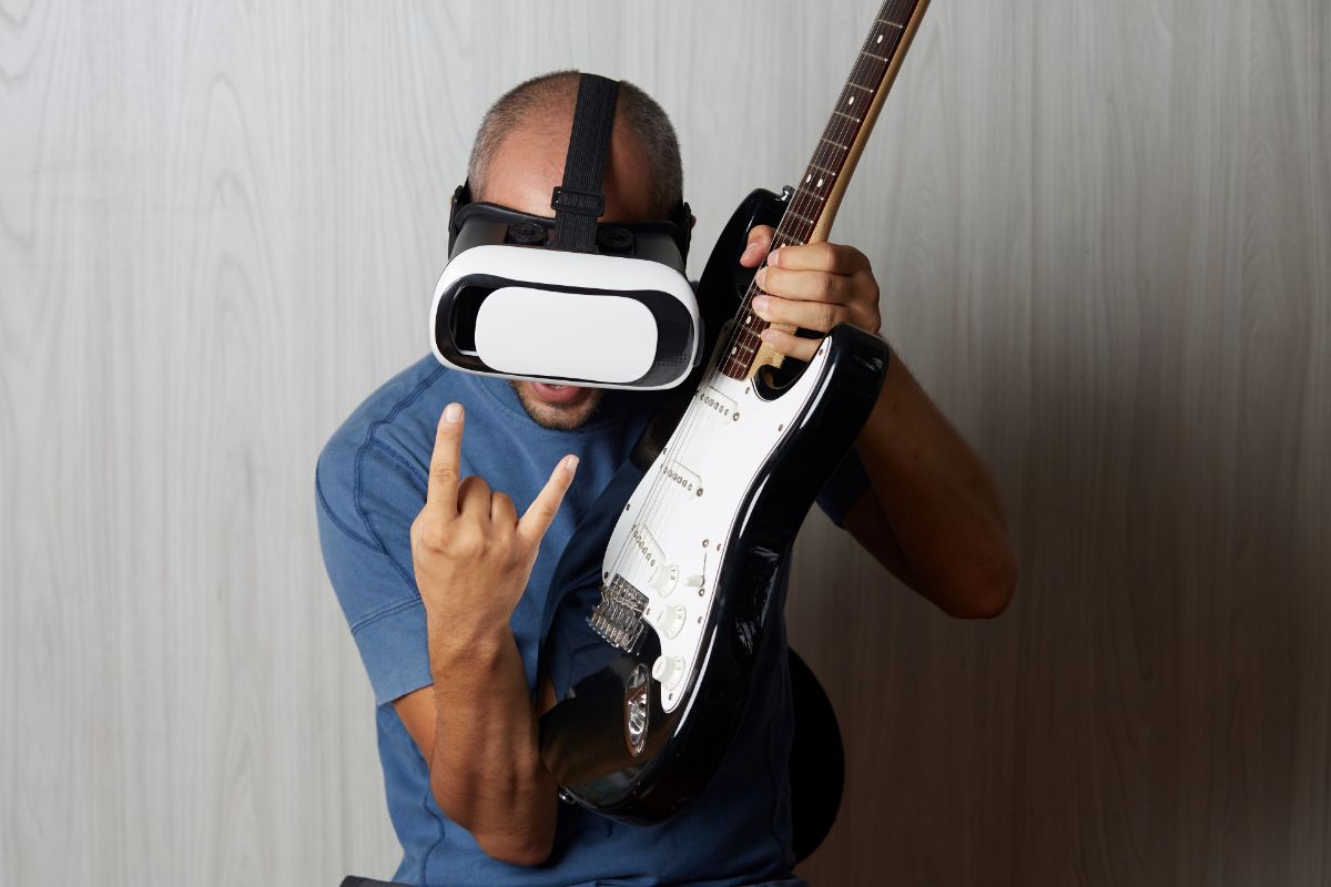 Homem com guitarra e óculos de realidade virtual Homem com guitarra e óculos de realidade virtual