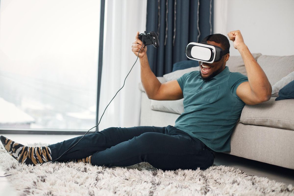 Homem curtindo jogos em realidade virtual Homem curtindo jogos em realidade virtual