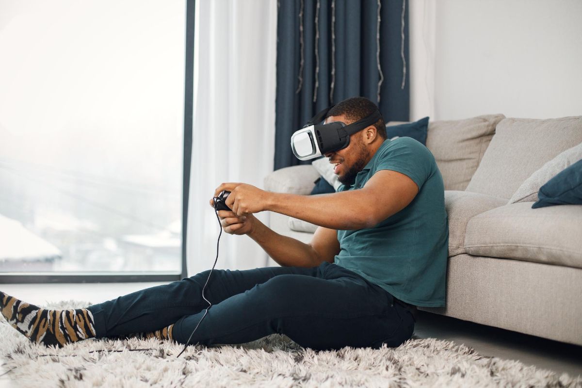 Homem se divertindo com jogo de realidade virtual