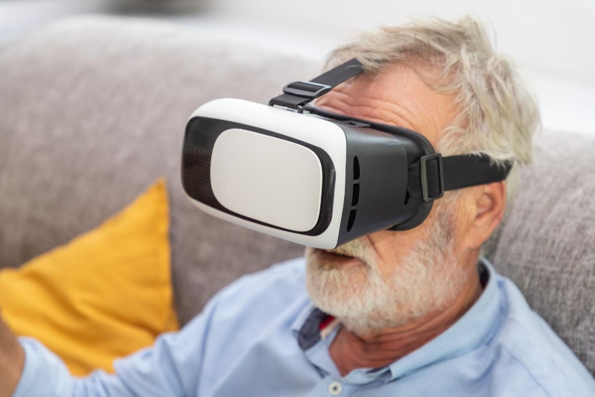 Homem usando óculos de realidade virtual