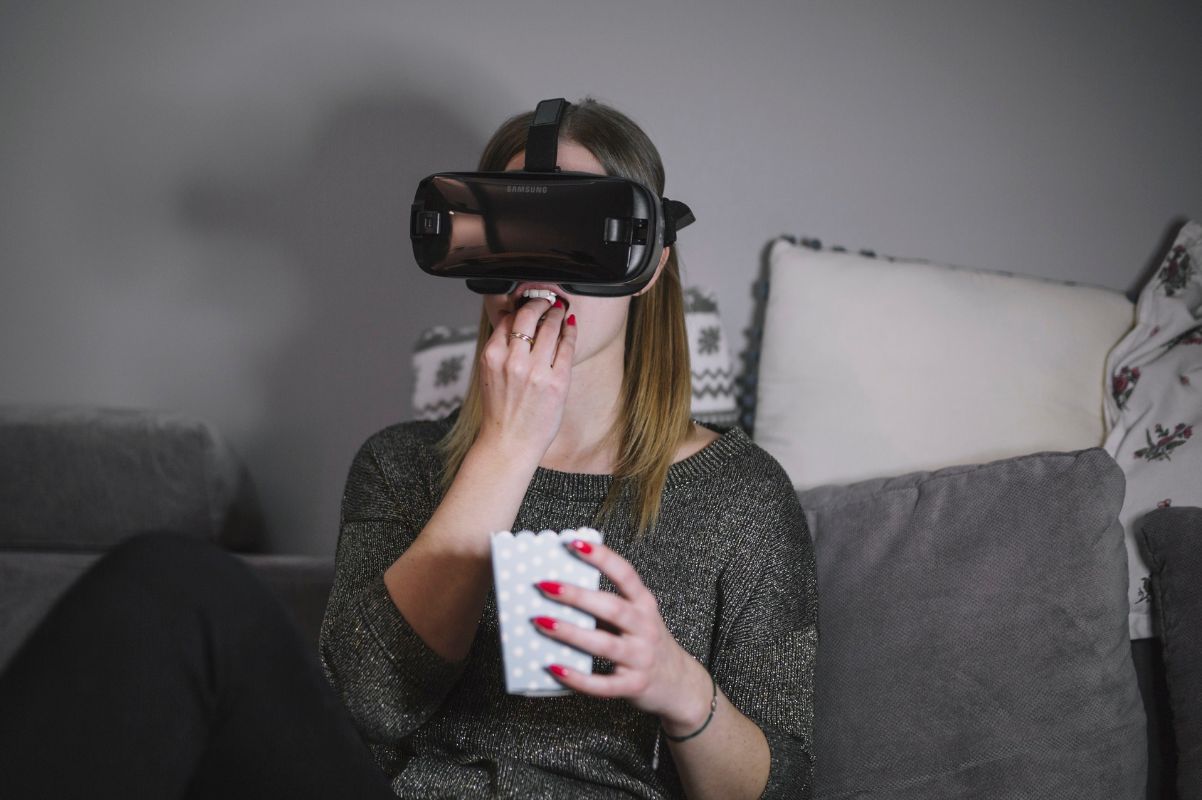 Mulher assistindo filme em realidade virtual Mulher assistindo filme em realidade virtual