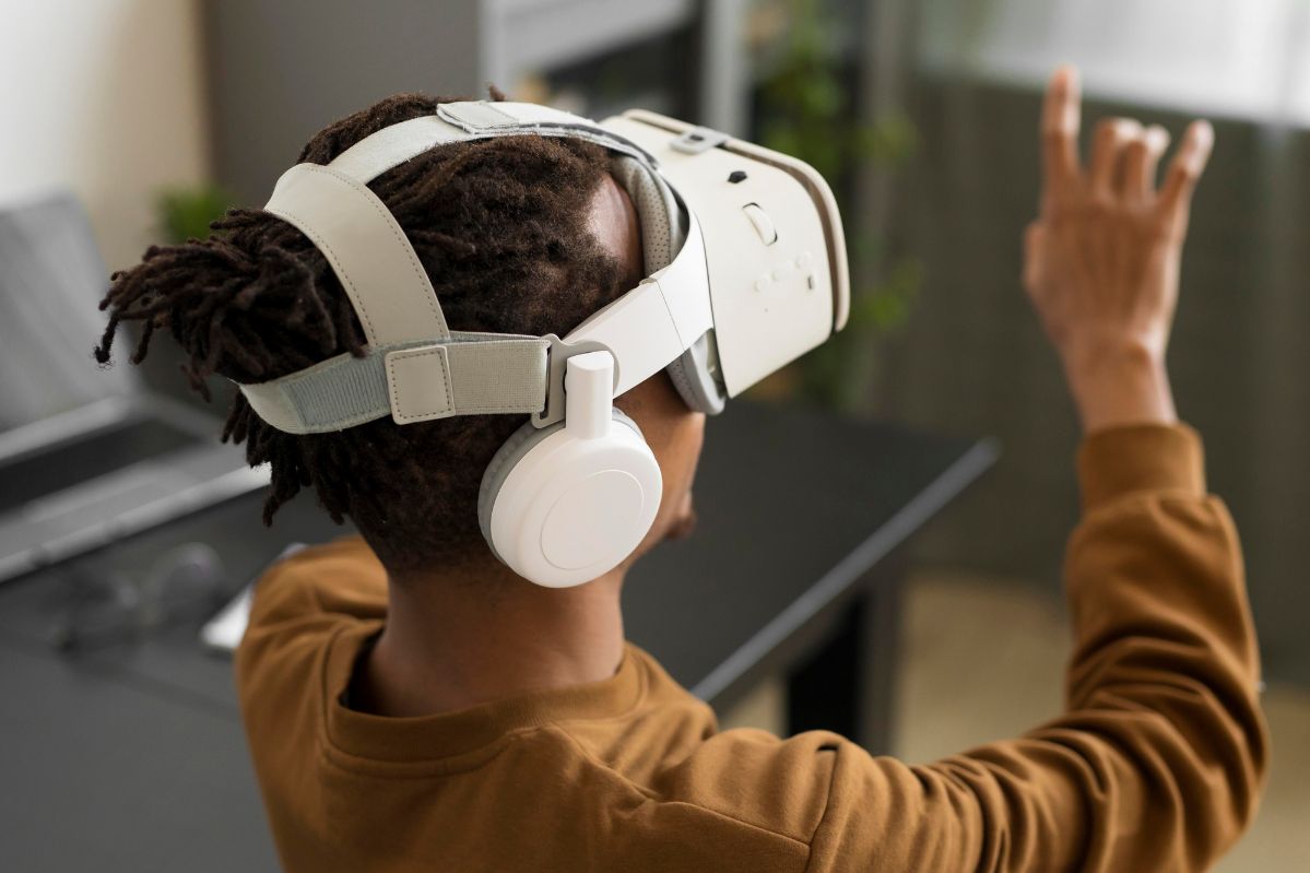 Professora explicando a importância da realidade virtual na educação