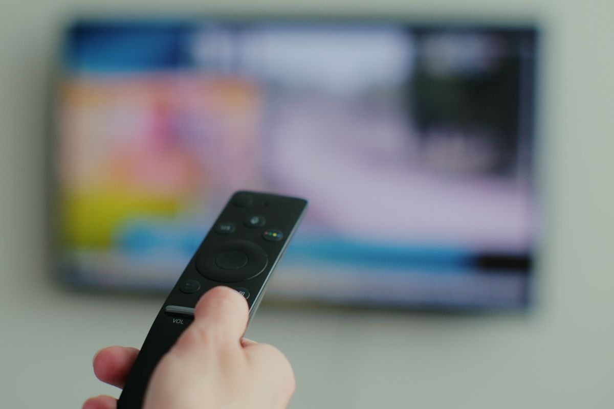 Segurando controle de stick para tv